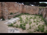 04470 ostia - regio i - insula xiv - terme del bagnino buticosus (i,xiv,8) - raum 4 - blick ri sueden - 09-2023.jpg